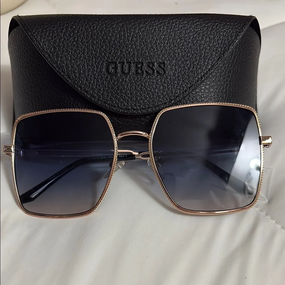 Guess Women's Sunglasses with Black and Gold Frame